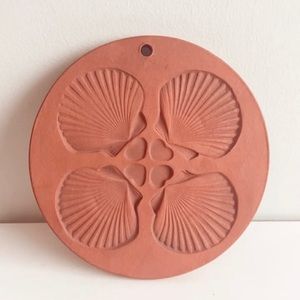 Terra Cotta Shell Design Bun Warmer Trivet